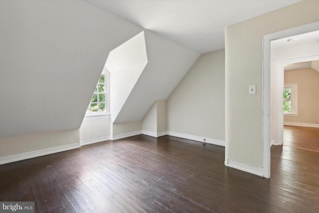 1249 BRYN TYDDYN DR