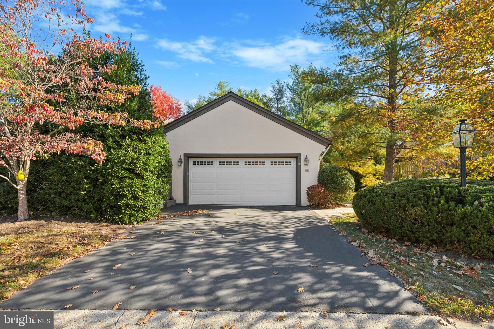 10 Horsetrail Ln