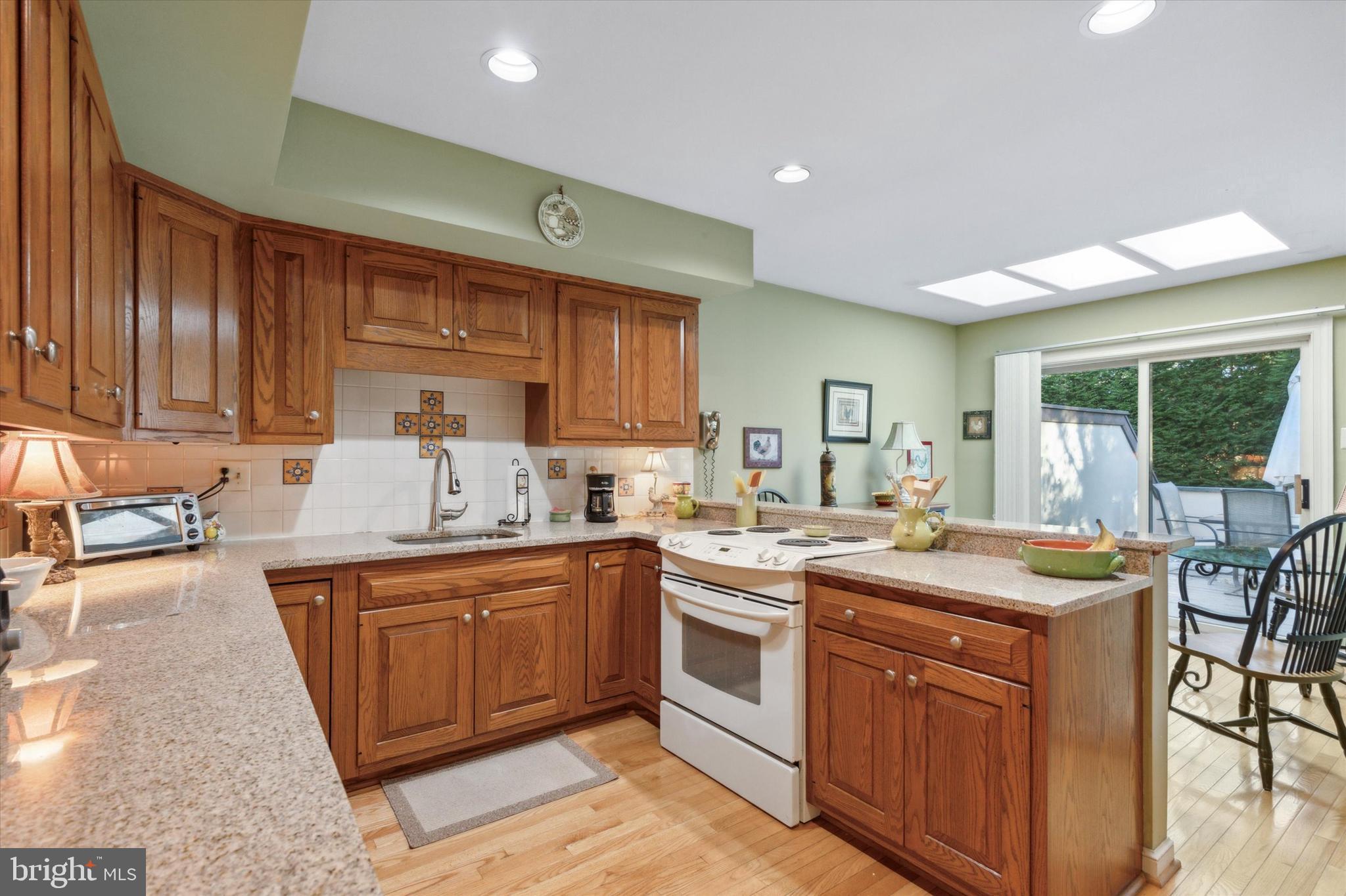 10 Horsetrail Ln