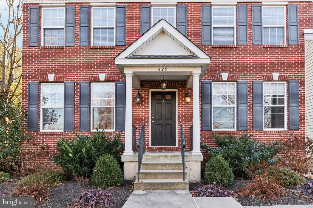 425 Stuart Ln