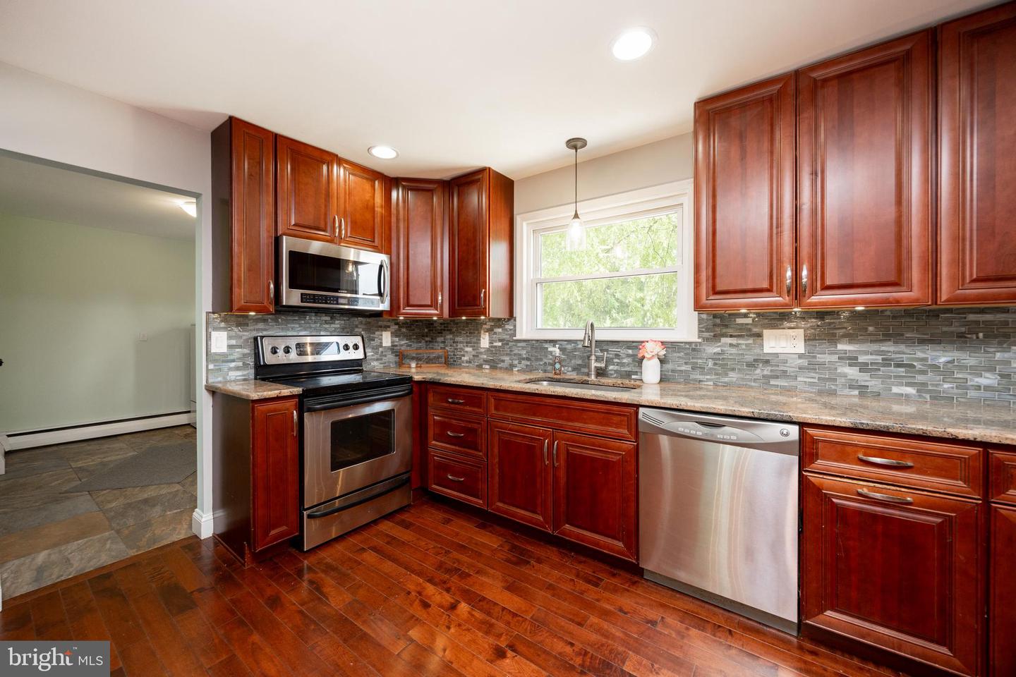3006 Oakwood Dr
