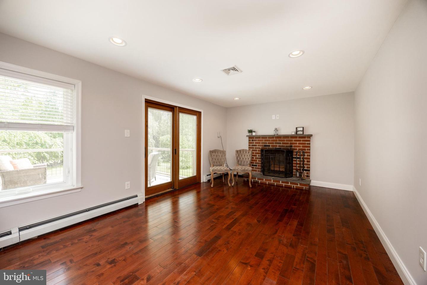 3006 Oakwood Dr