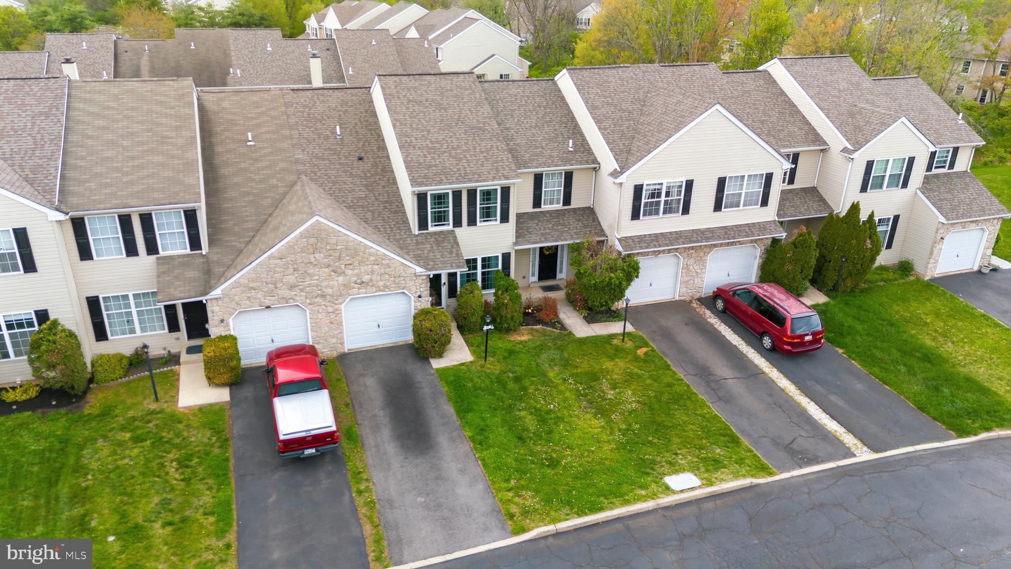 1437 HILLCREST COURT