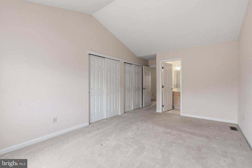 1437 HILLCREST COURT