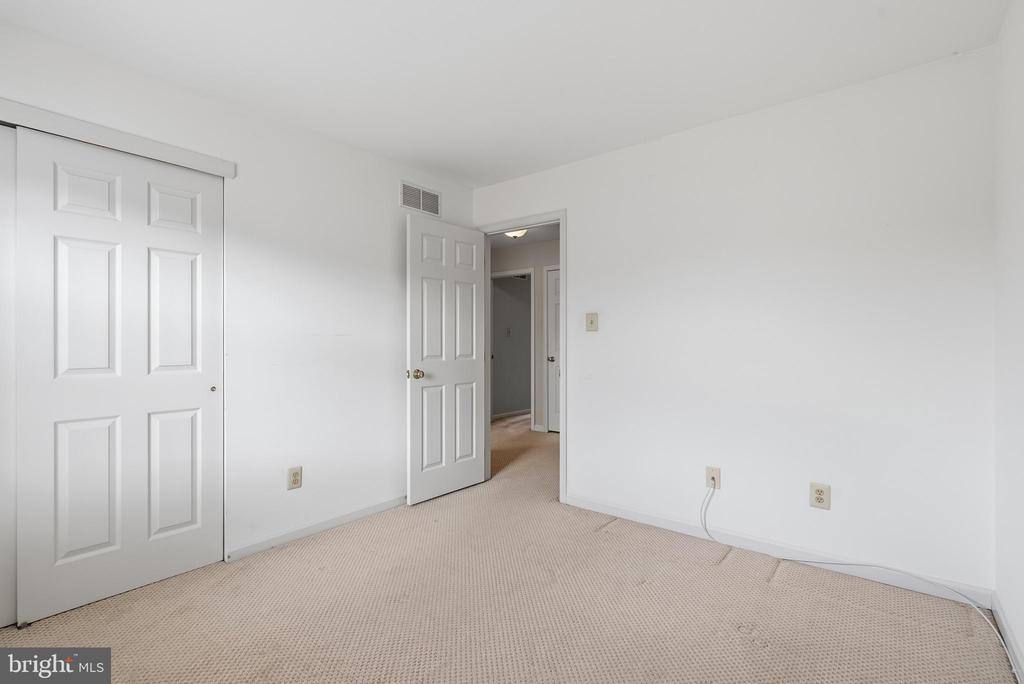 1437 HILLCREST COURT