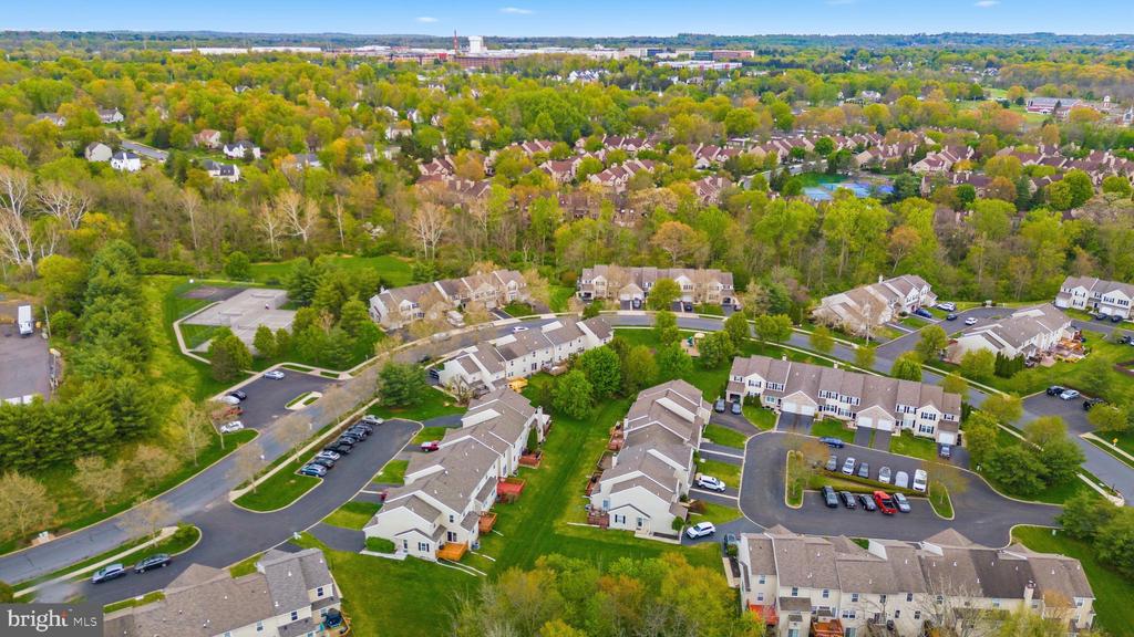 1437 HILLCREST COURT