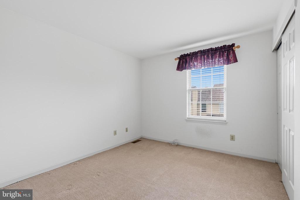 1437 HILLCREST COURT