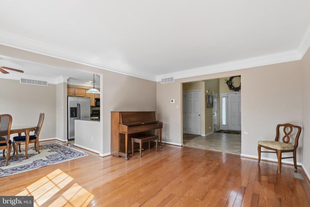 1437 HILLCREST COURT