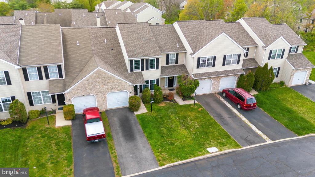 1437 HILLCREST COURT