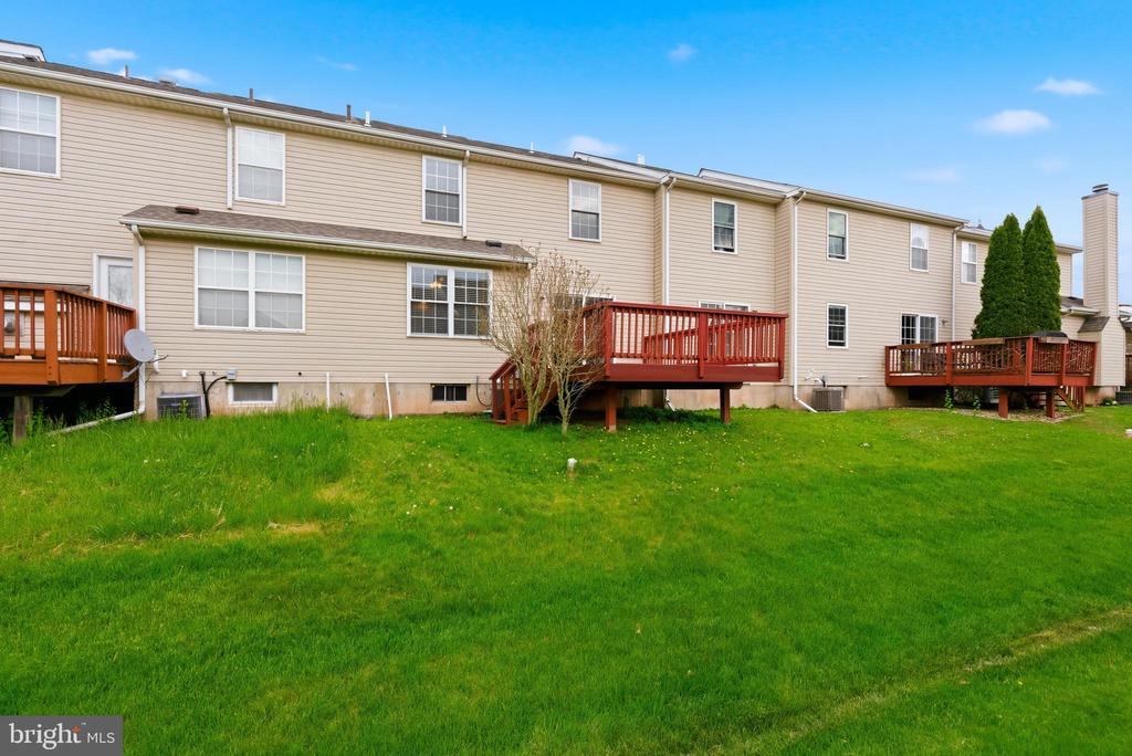 1437 HILLCREST COURT