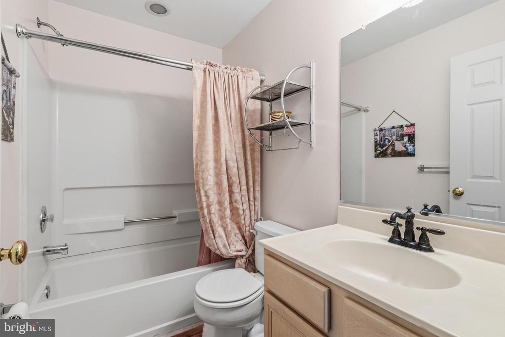 1437 HILLCREST COURT