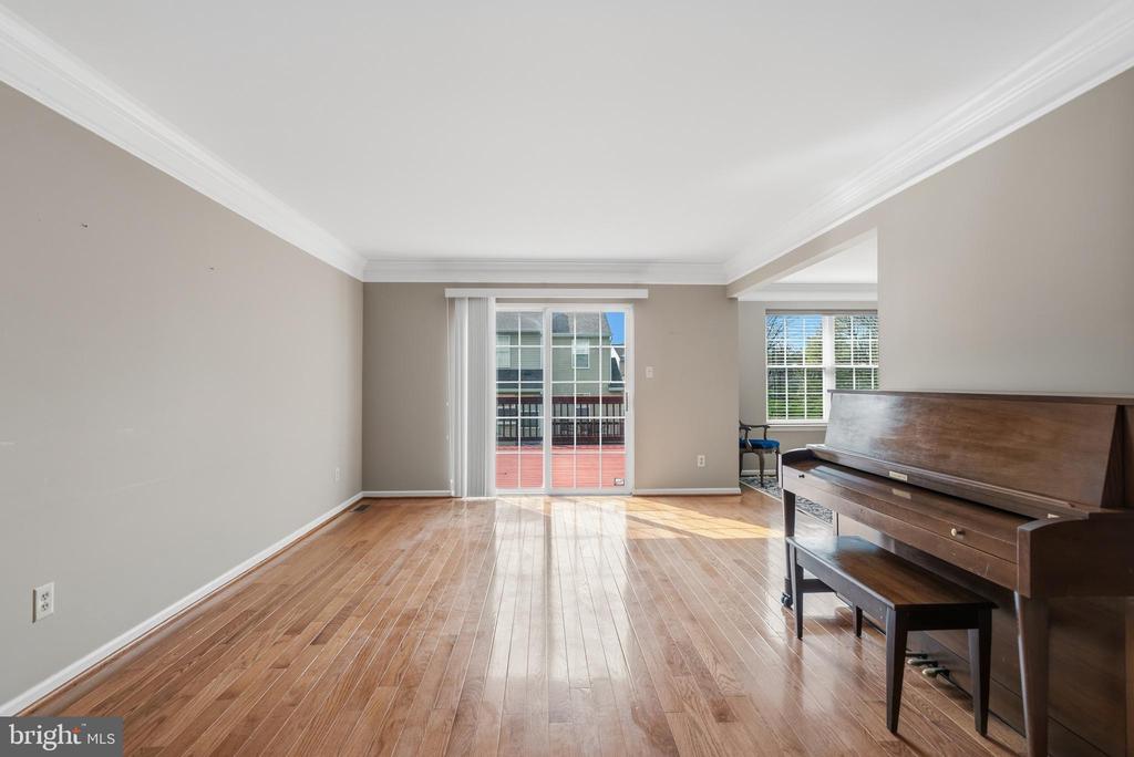 1437 HILLCREST COURT