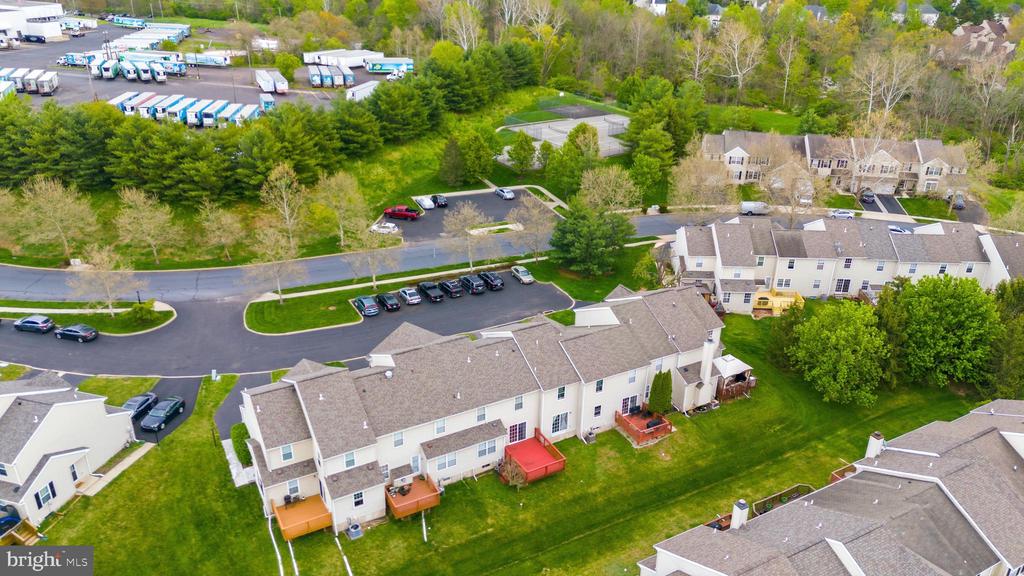 1437 HILLCREST COURT