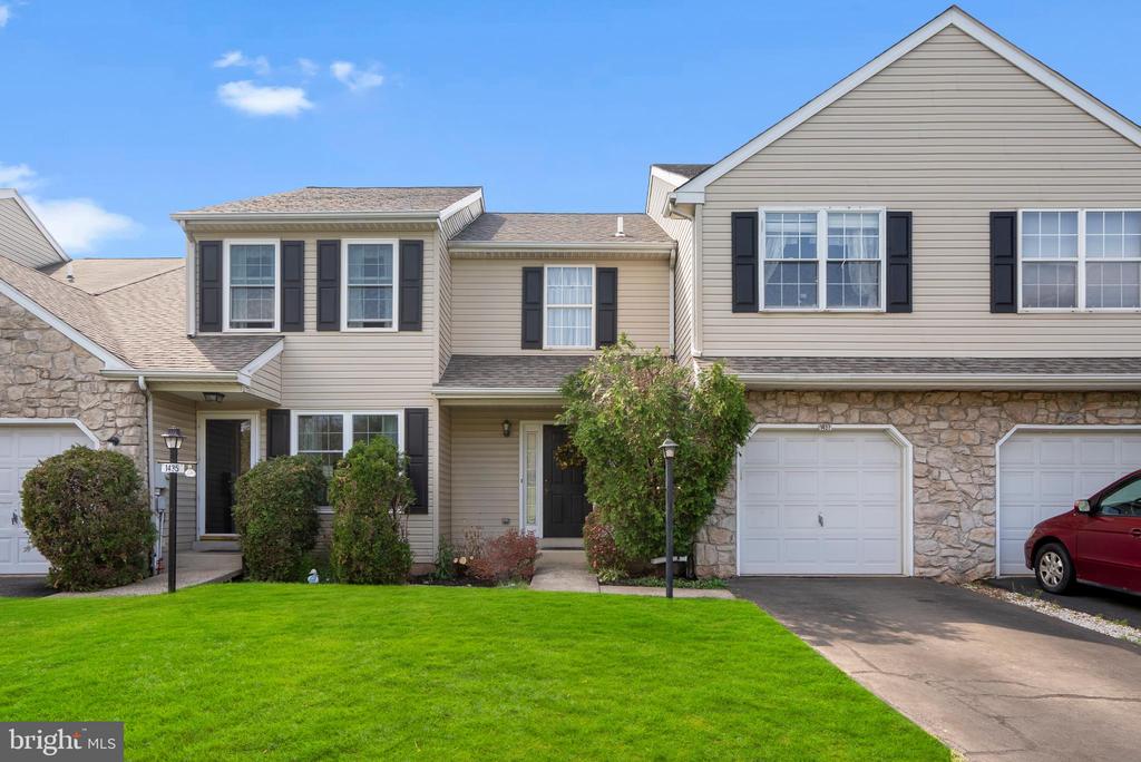 1437 HILLCREST COURT