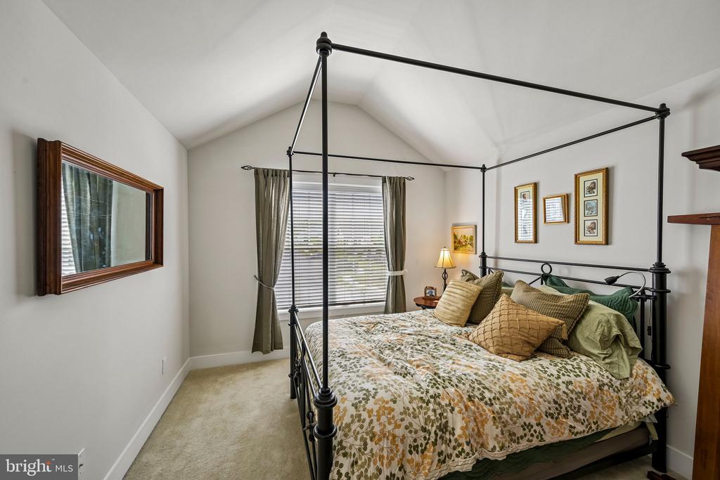 282 HOPEWELL DRIVE