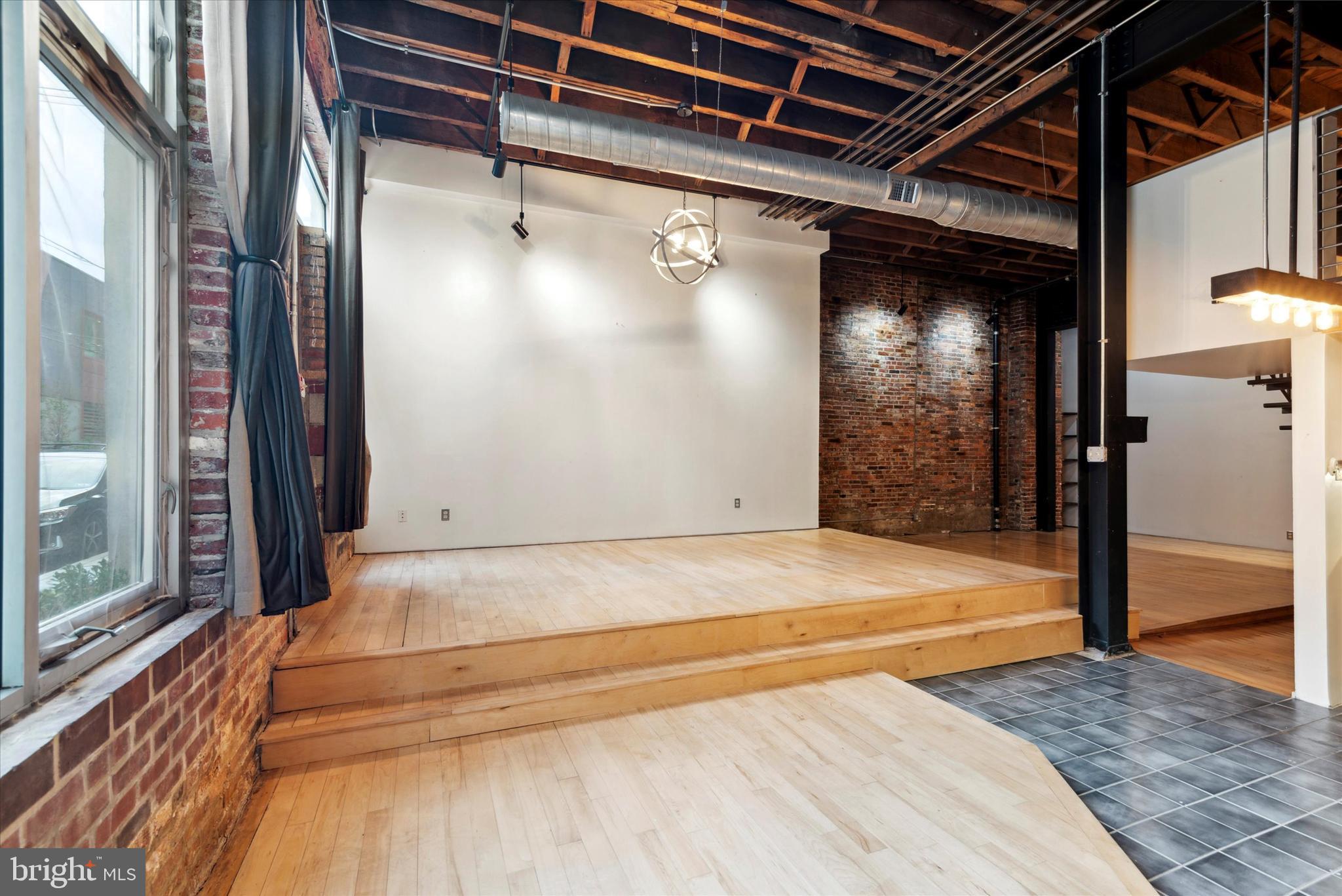 1215-21 Wood St #1
