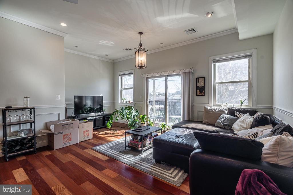 329 W Girard Ave