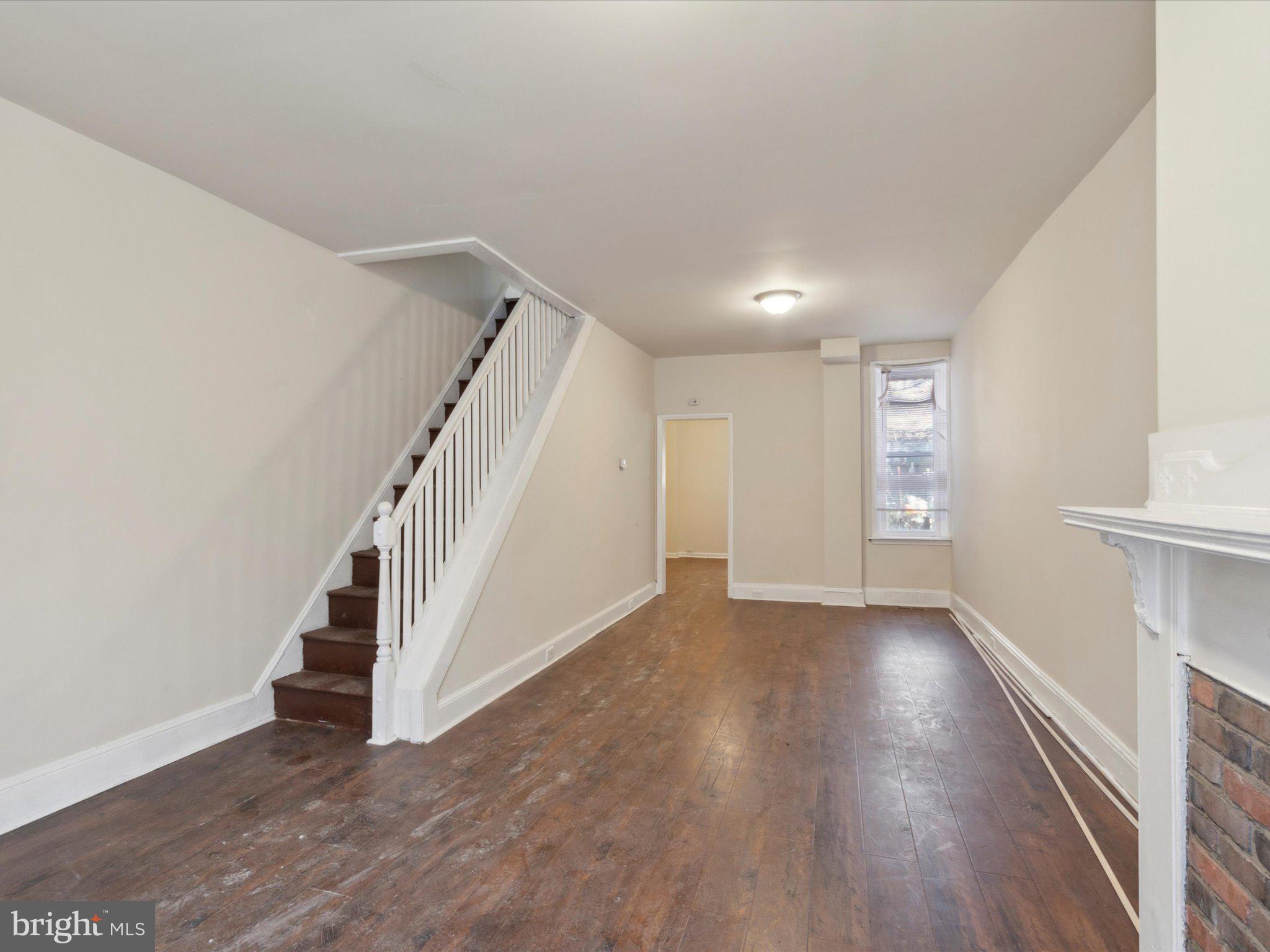 1943 E MONMOUTH ST