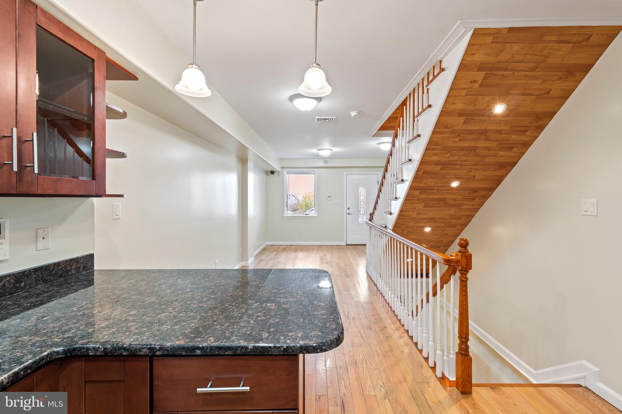 236 W OXFORD ST