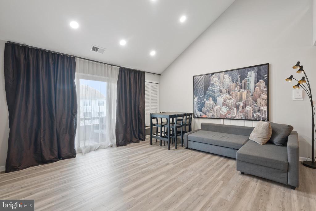 30 Bonnie Gellman Ct #B30
