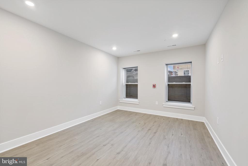 408-10 N FRONT STREET 1