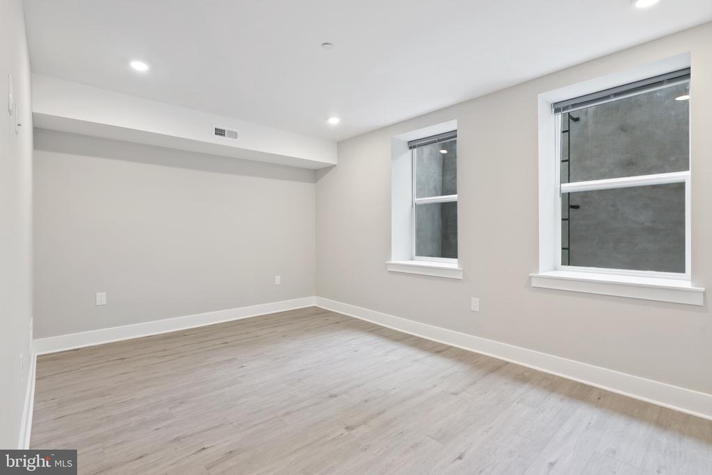408-10 N FRONT STREET 4