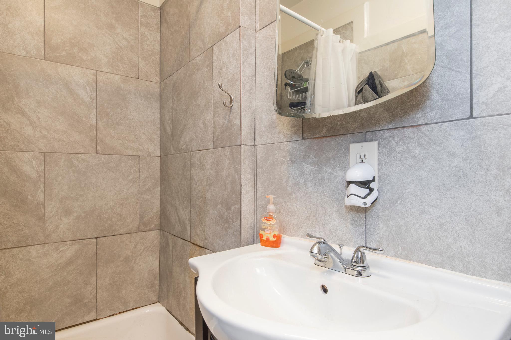 515 W GIRARD AVENUE 1R