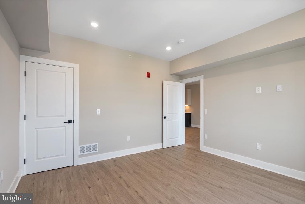 408-10 N FRONT STREET 7