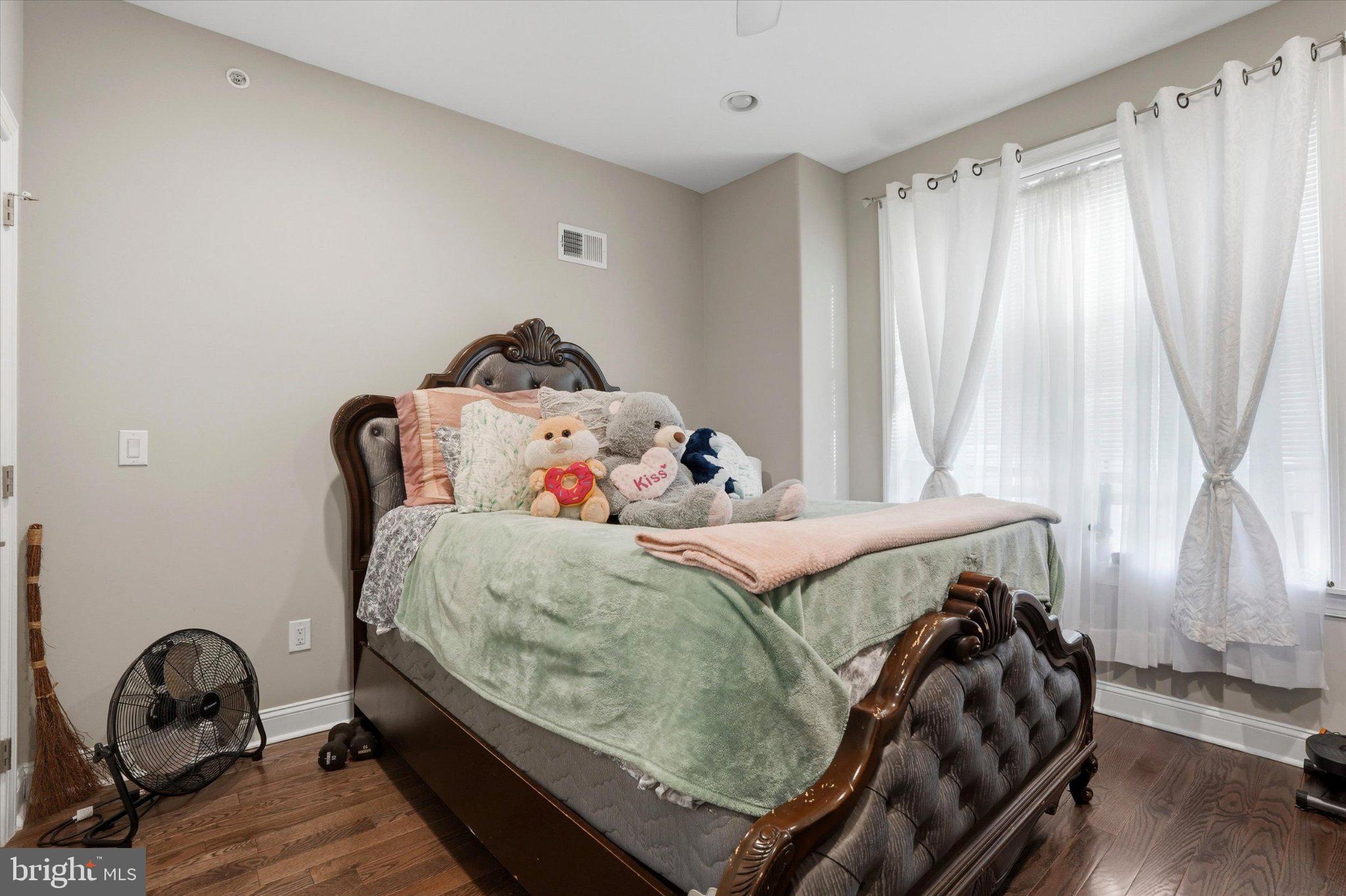 1739 W SEYBERT STREET