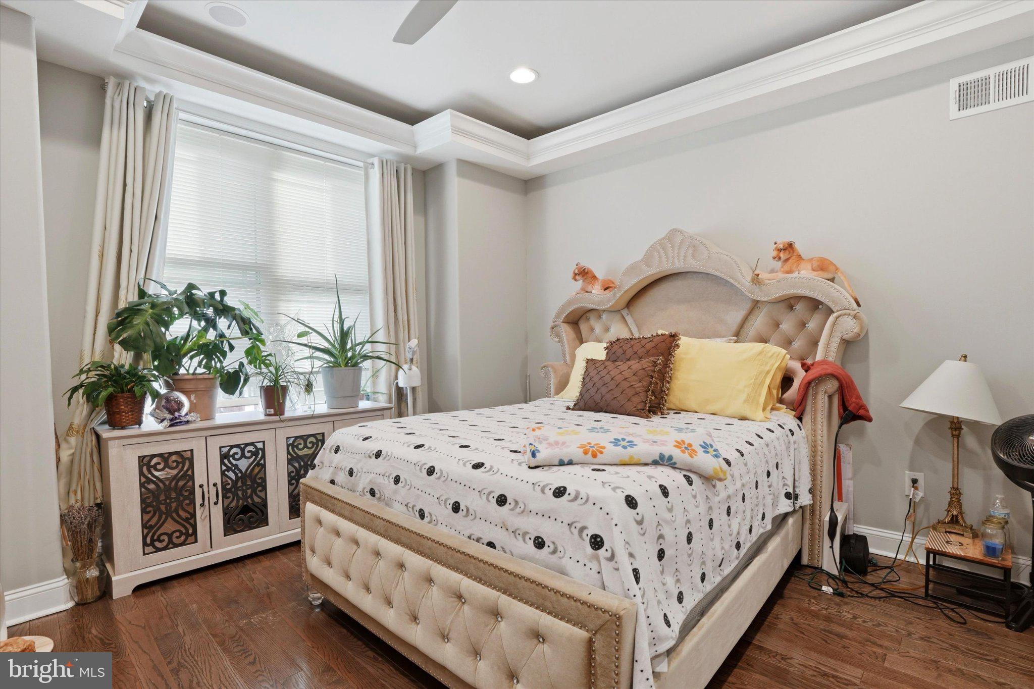 1739 W SEYBERT STREET