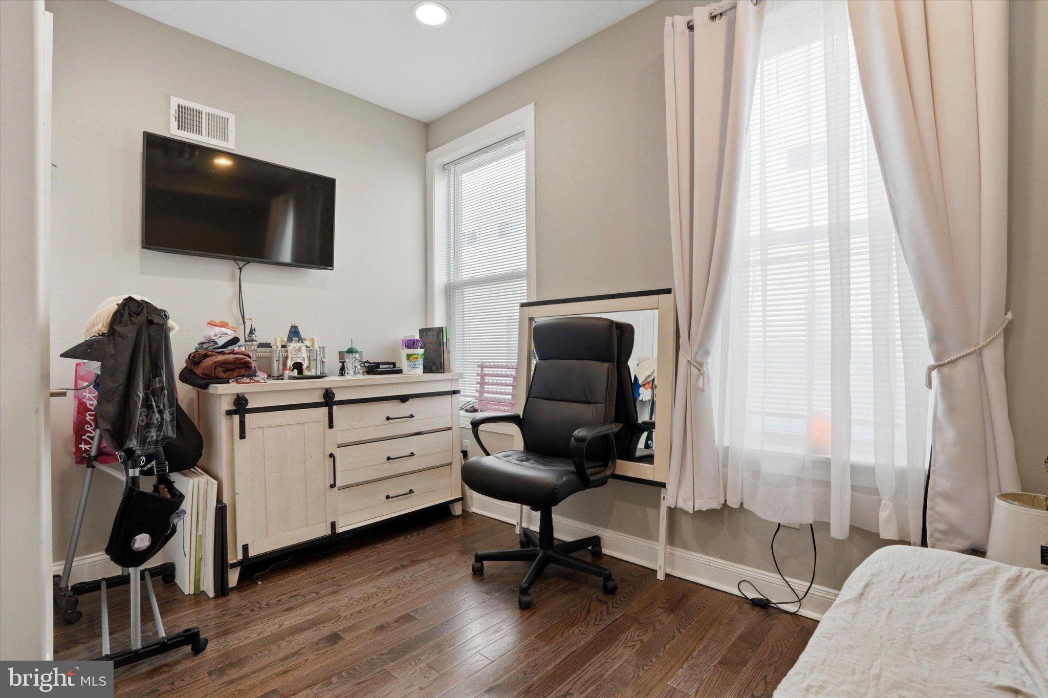 1739 W SEYBERT STREET