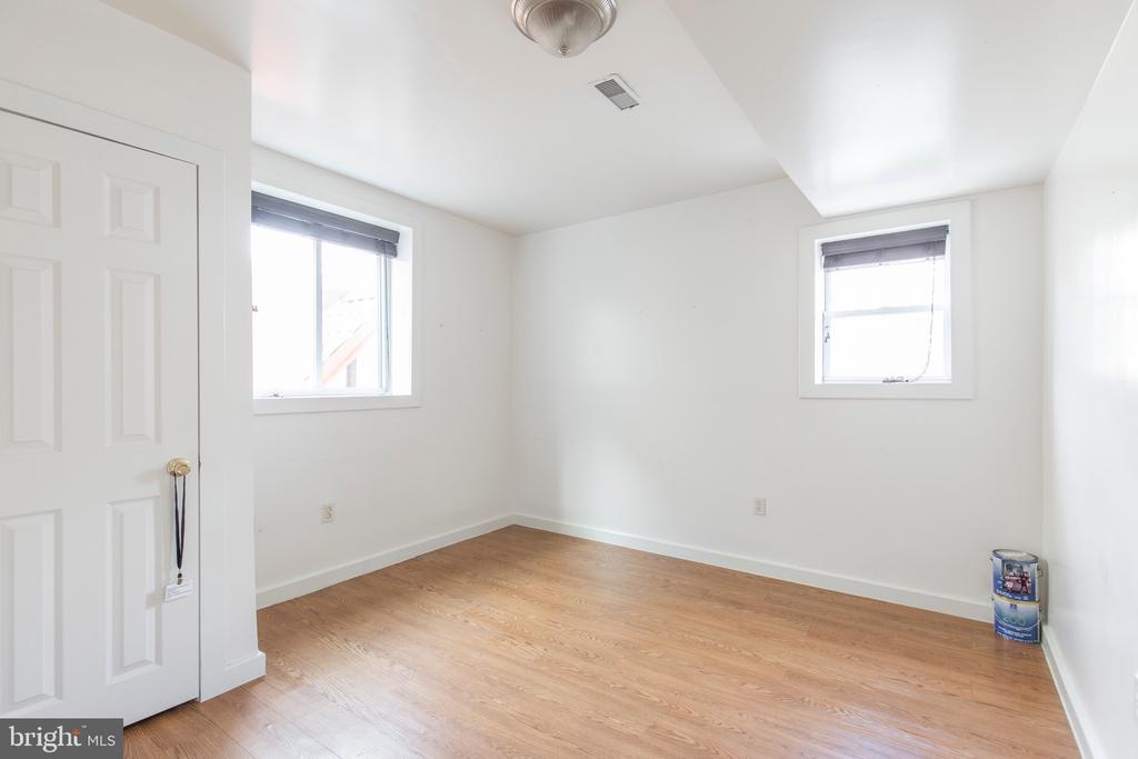 507 W GIRARD AVENUE 09 3R