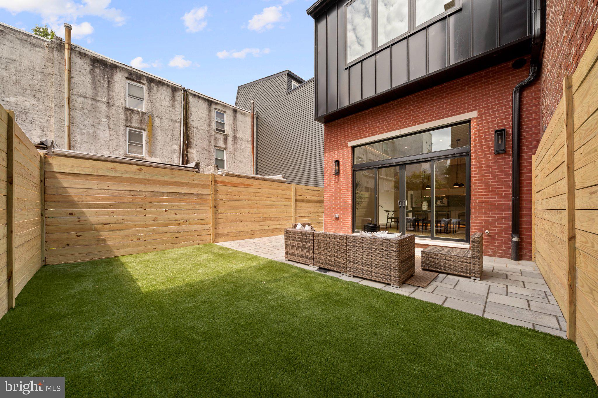 2121 E SERGEANT STREET