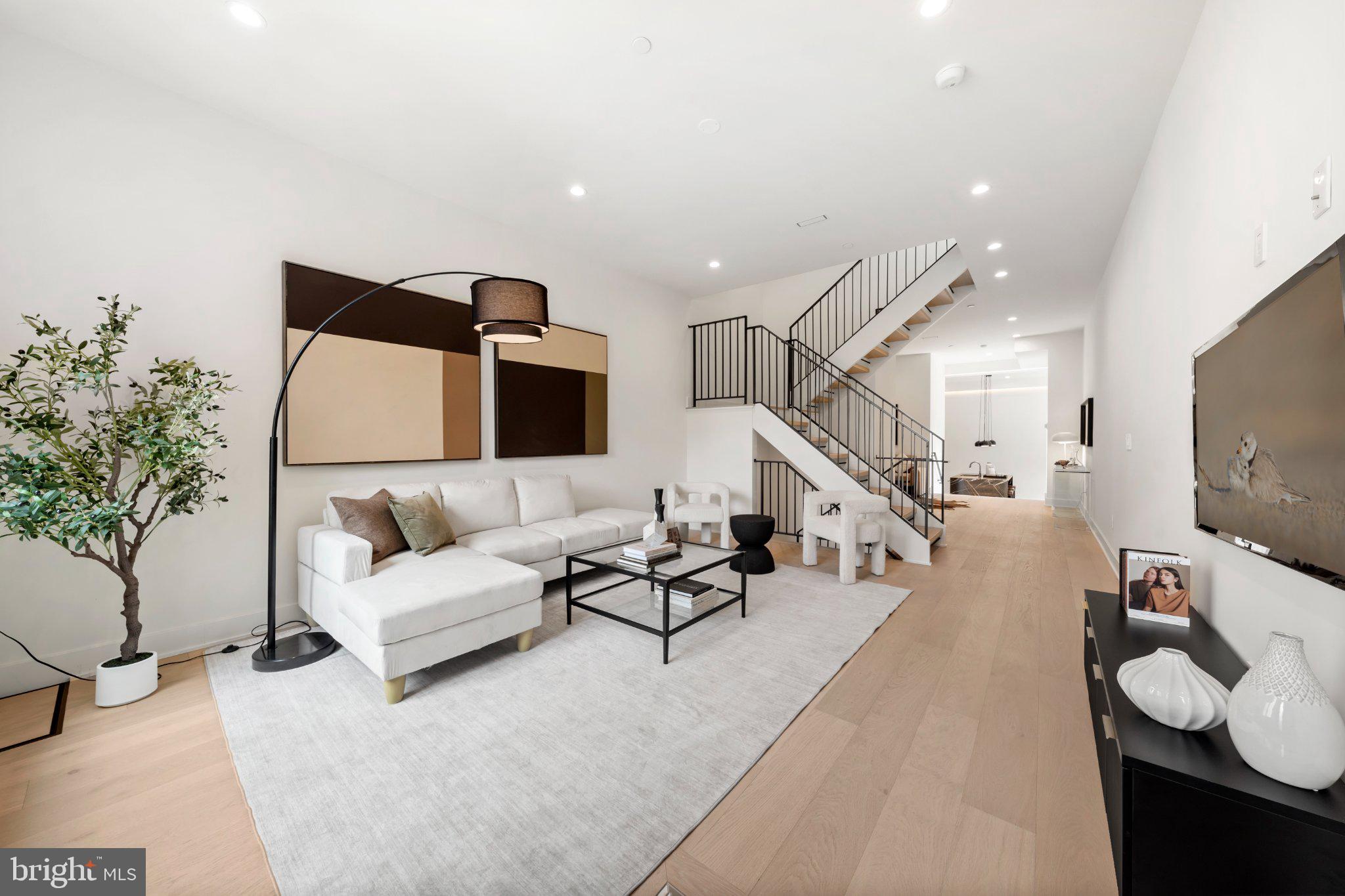 2121 E SERGEANT STREET