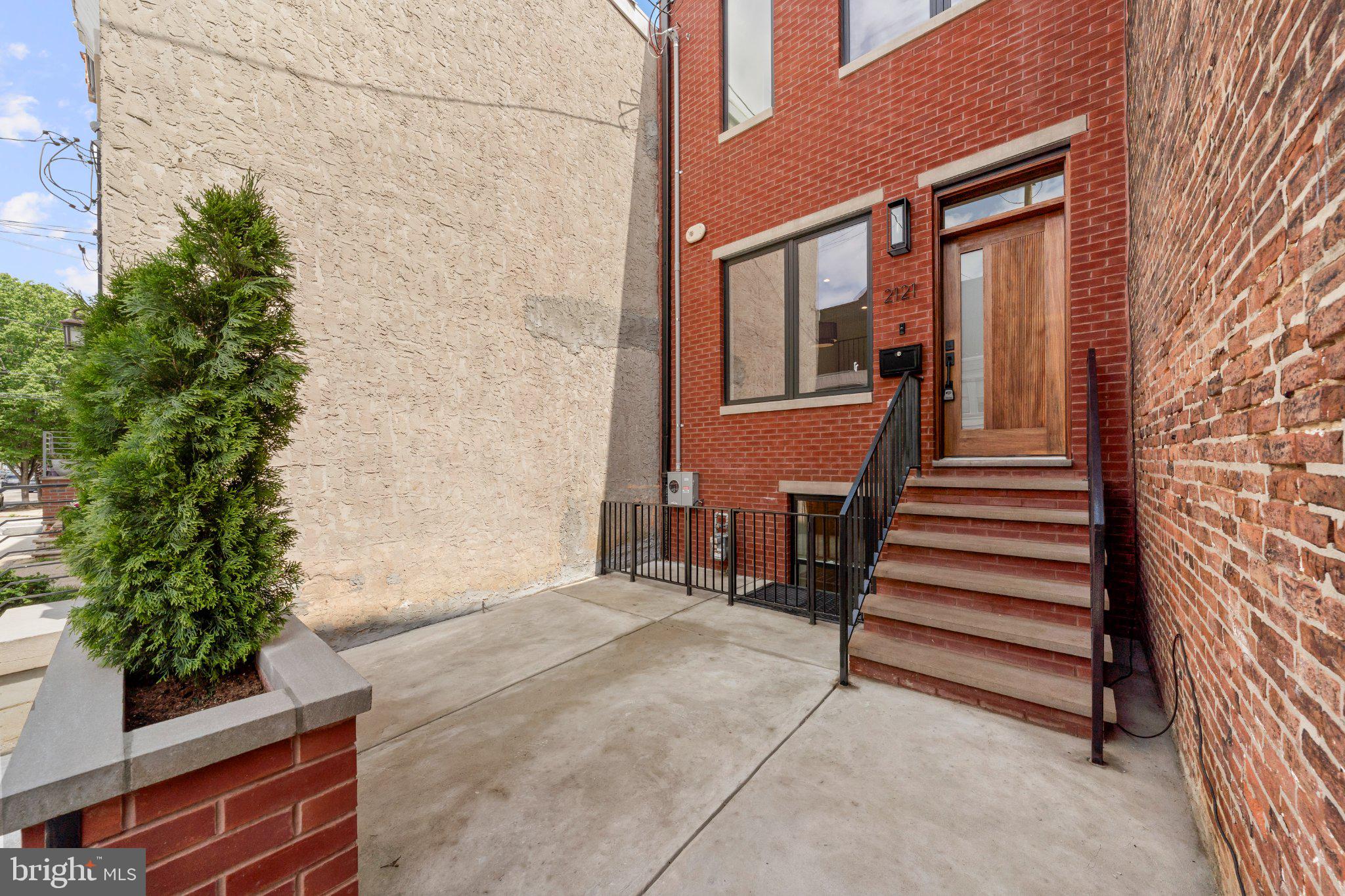 2121 E SERGEANT STREET