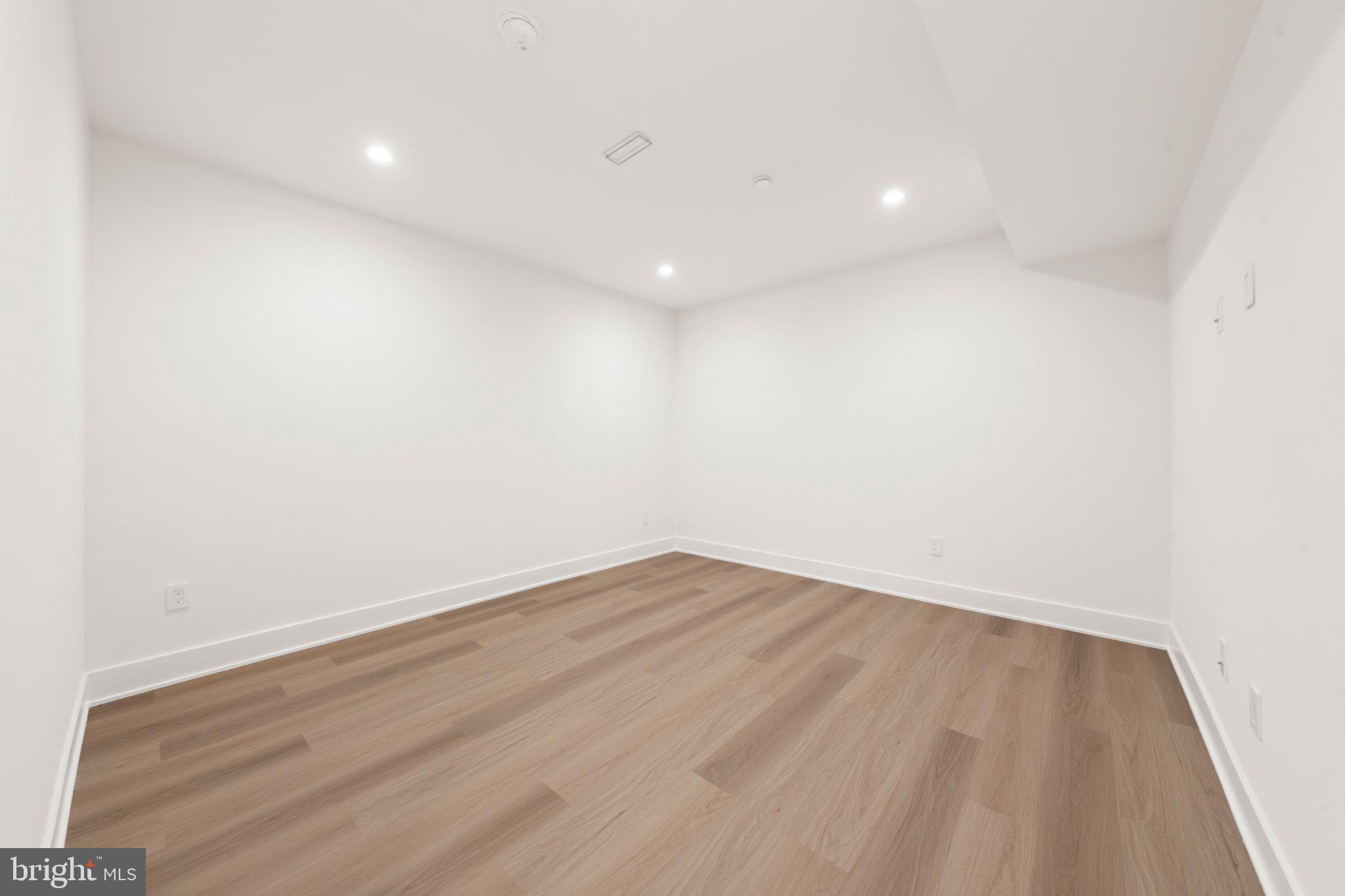 2121 E SERGEANT STREET
