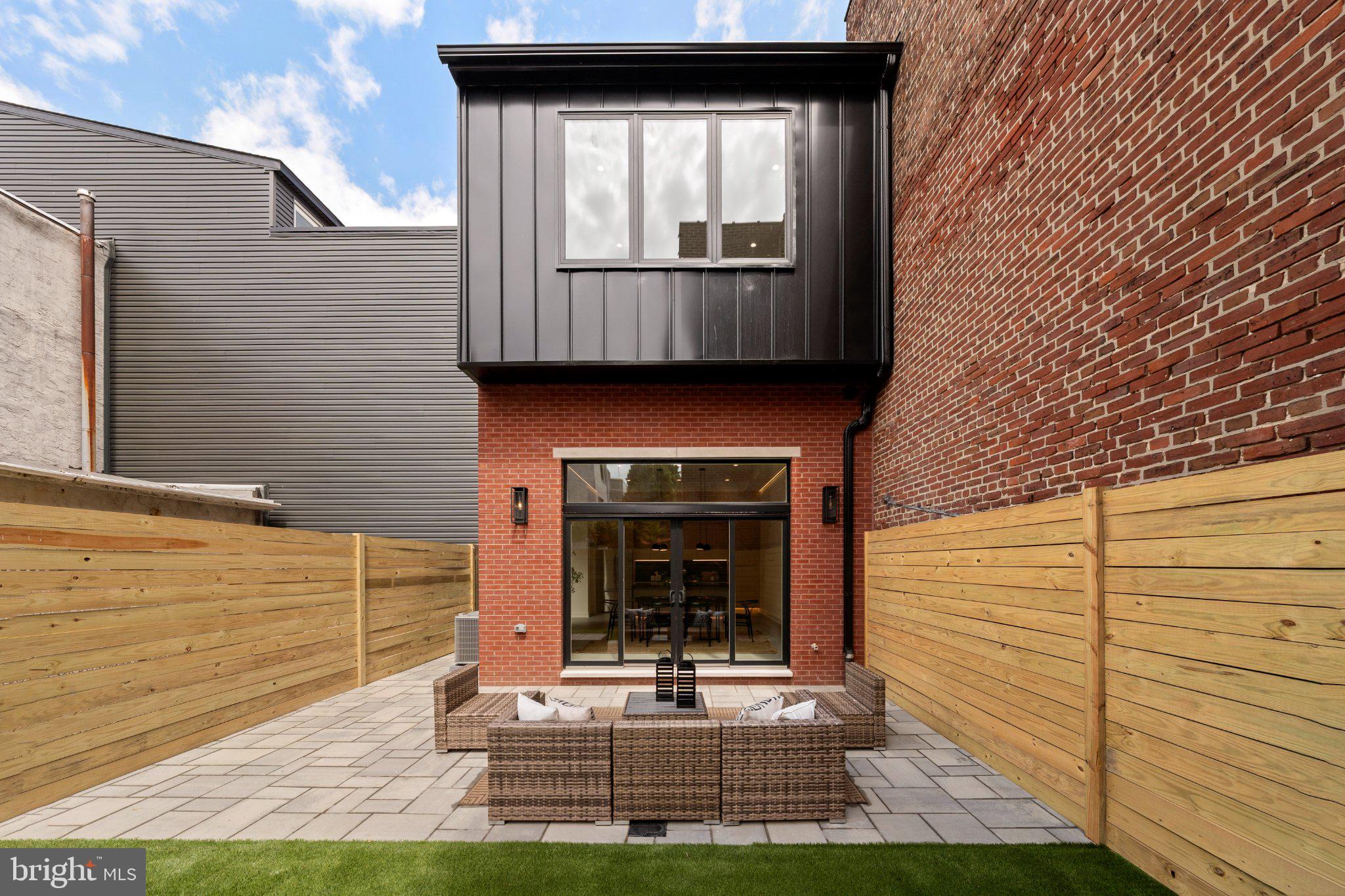 2121 E SERGEANT STREET