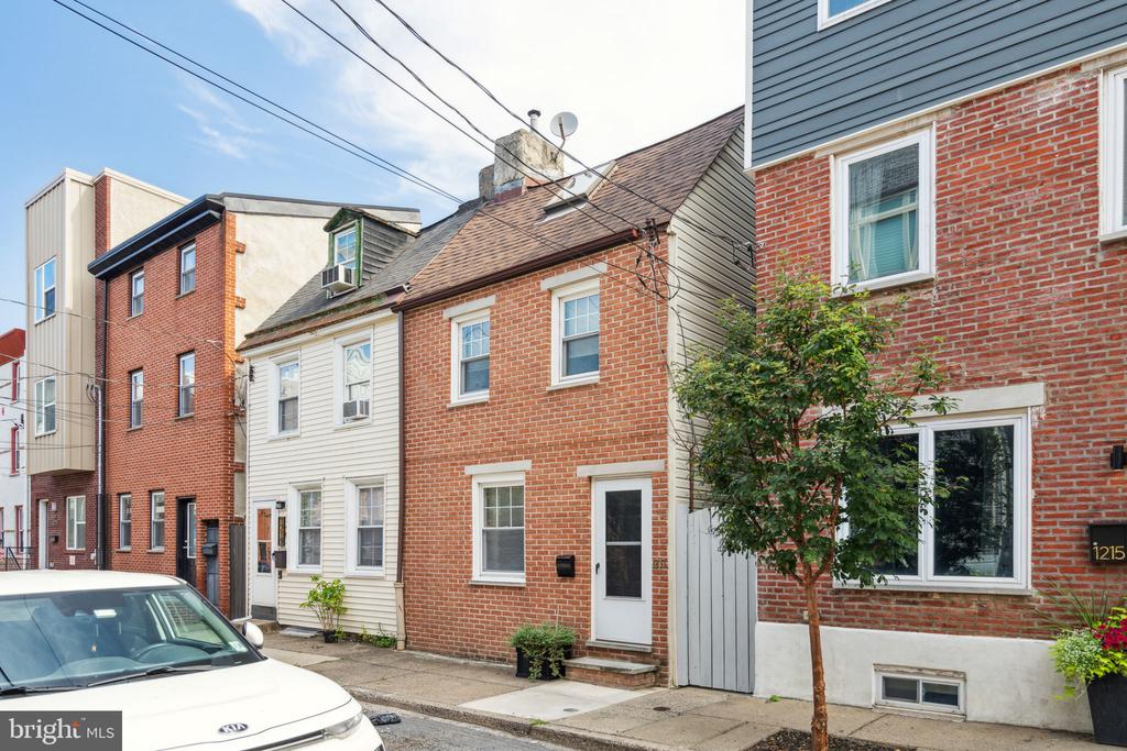1217 E OXFORD STREET