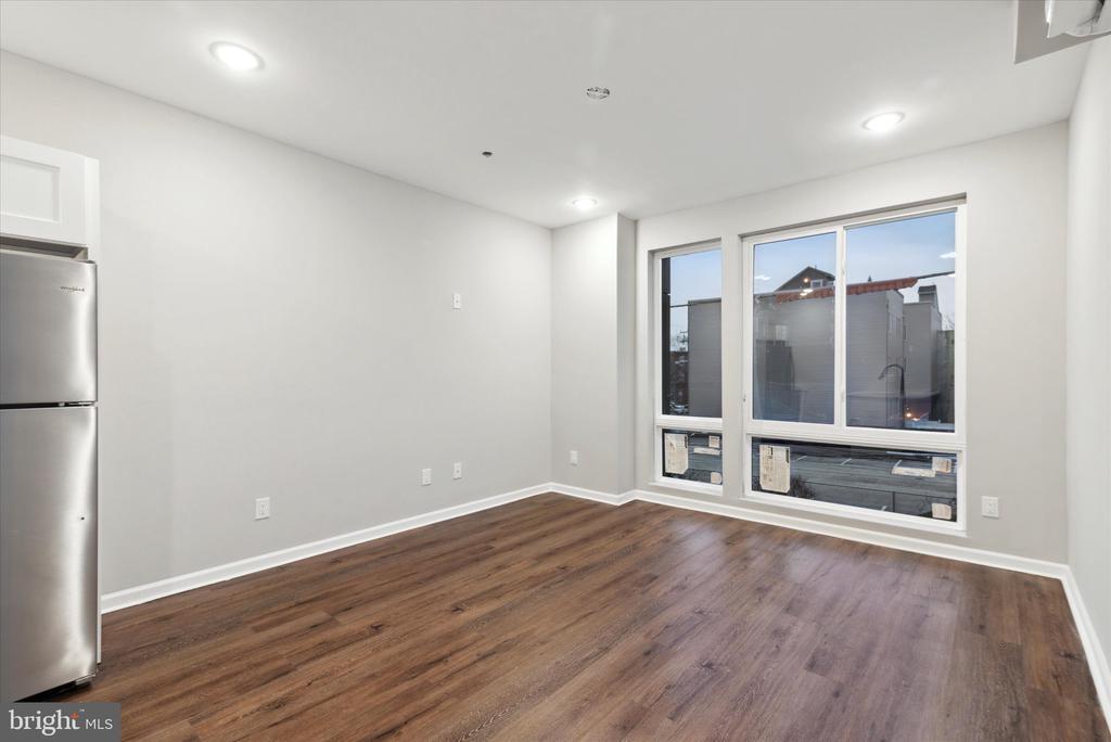 1230 N MARSHALL STREET Unit: 2F