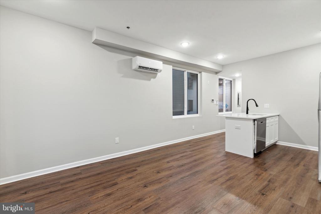 1230 N MARSHALL STREET Unit: 2F
