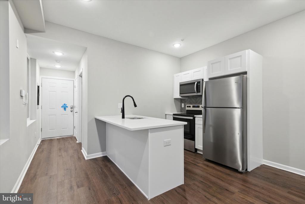 1230 N MARSHALL STREET Unit: 2F