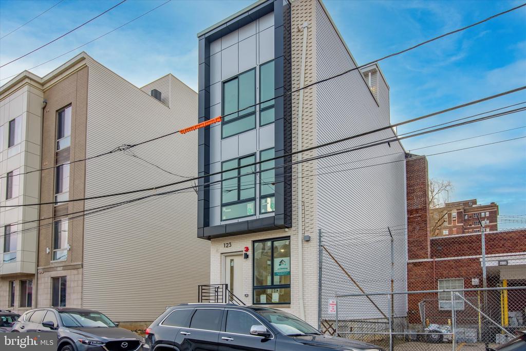 1230 N MARSHALL STREET Unit: 2F