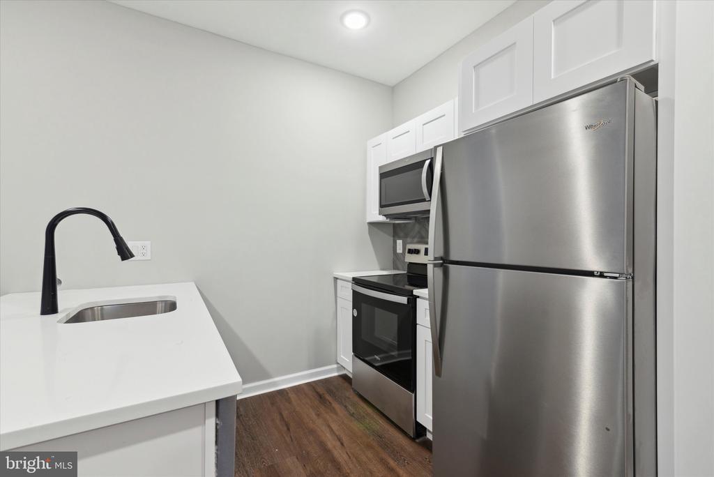 1230 N MARSHALL STREET Unit: 2F