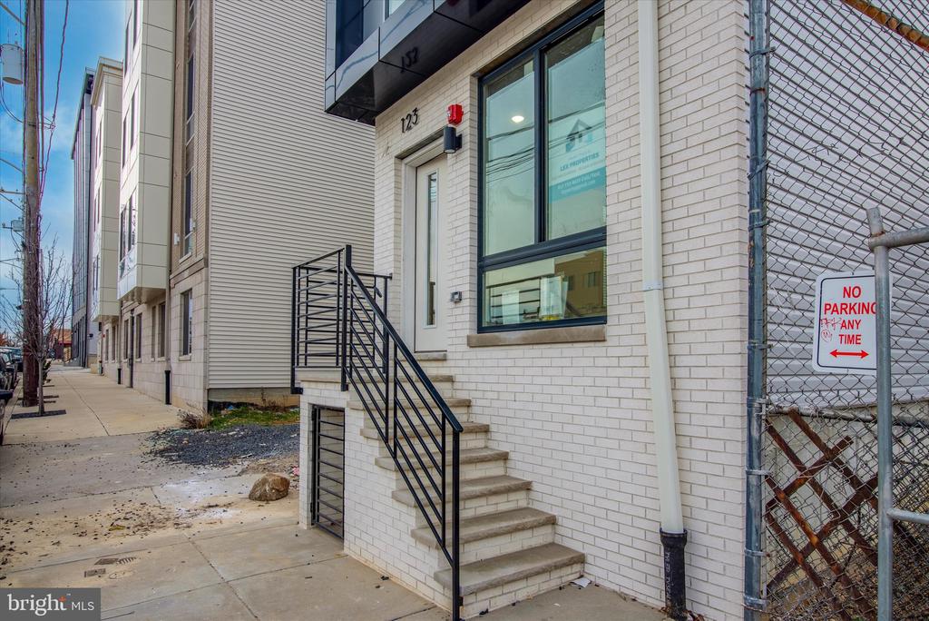 1230 N MARSHALL STREET Unit: 2F