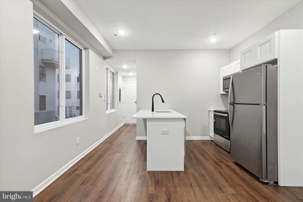 1230 N MARSHALL STREET Unit: 2F