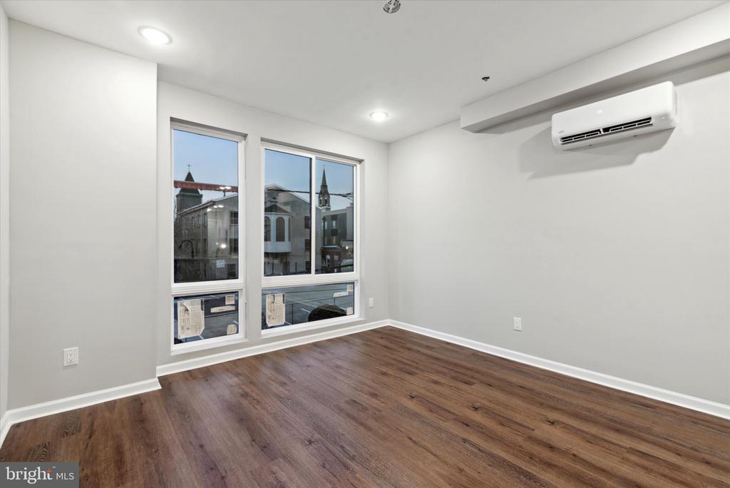 1230 N MARSHALL STREET Unit: 2F