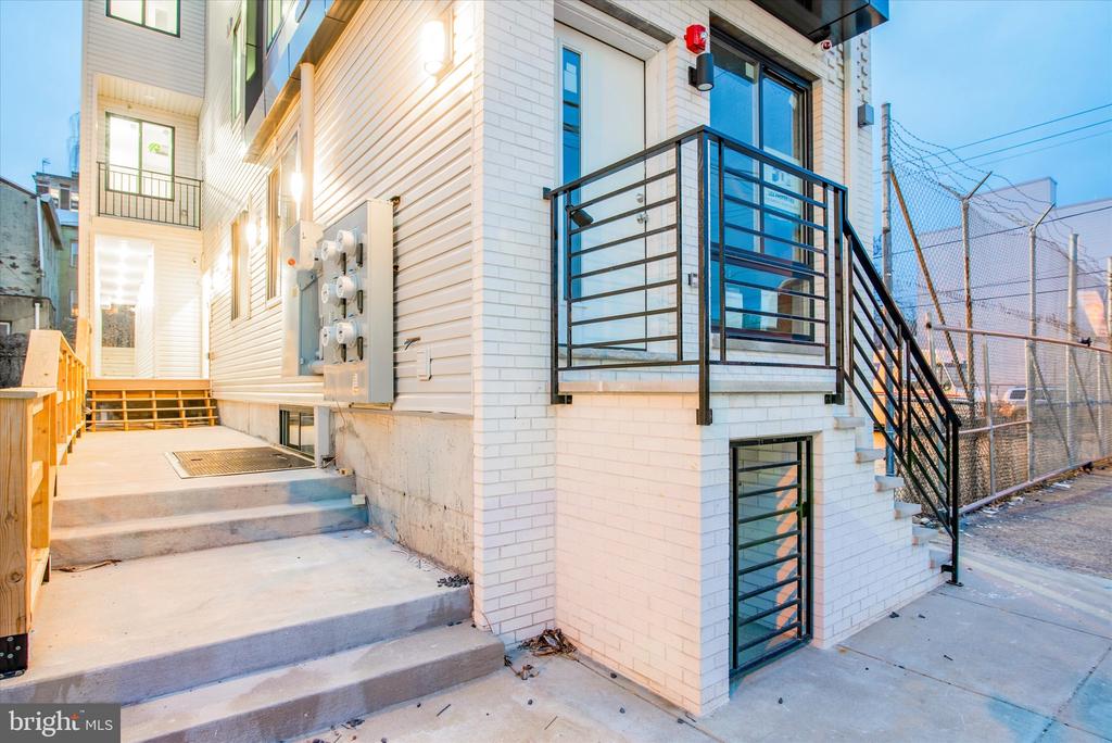 1230 N MARSHALL STREET Unit: 2F