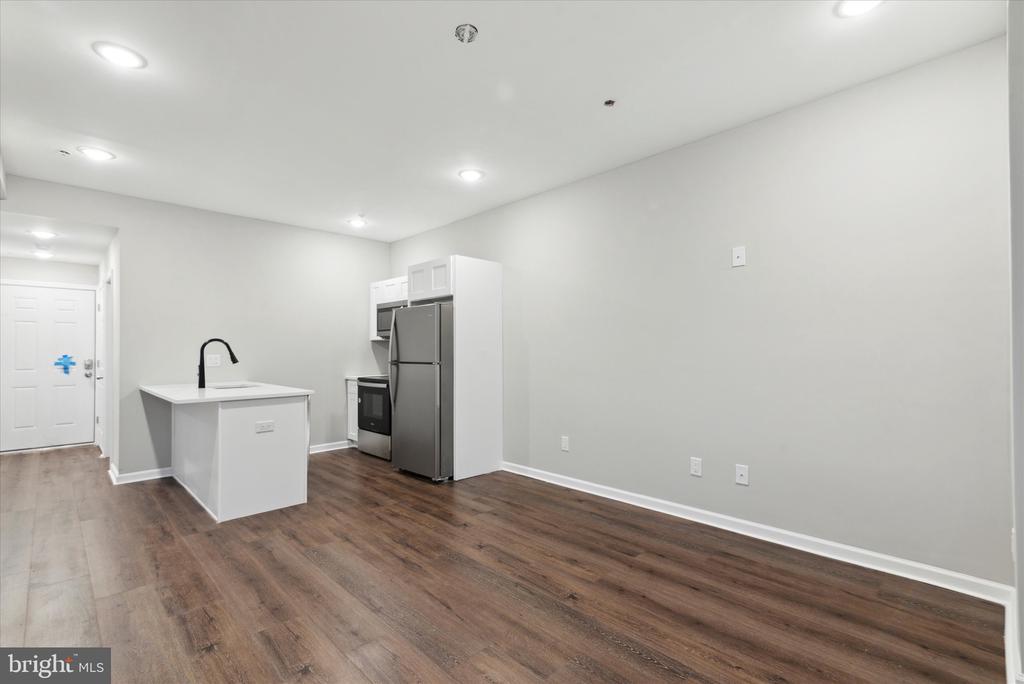 1230 N MARSHALL STREET Unit: 2F