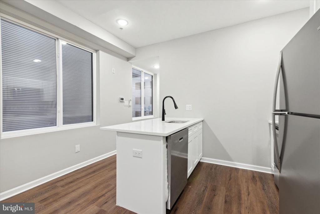1230 N MARSHALL STREET Unit: 2F