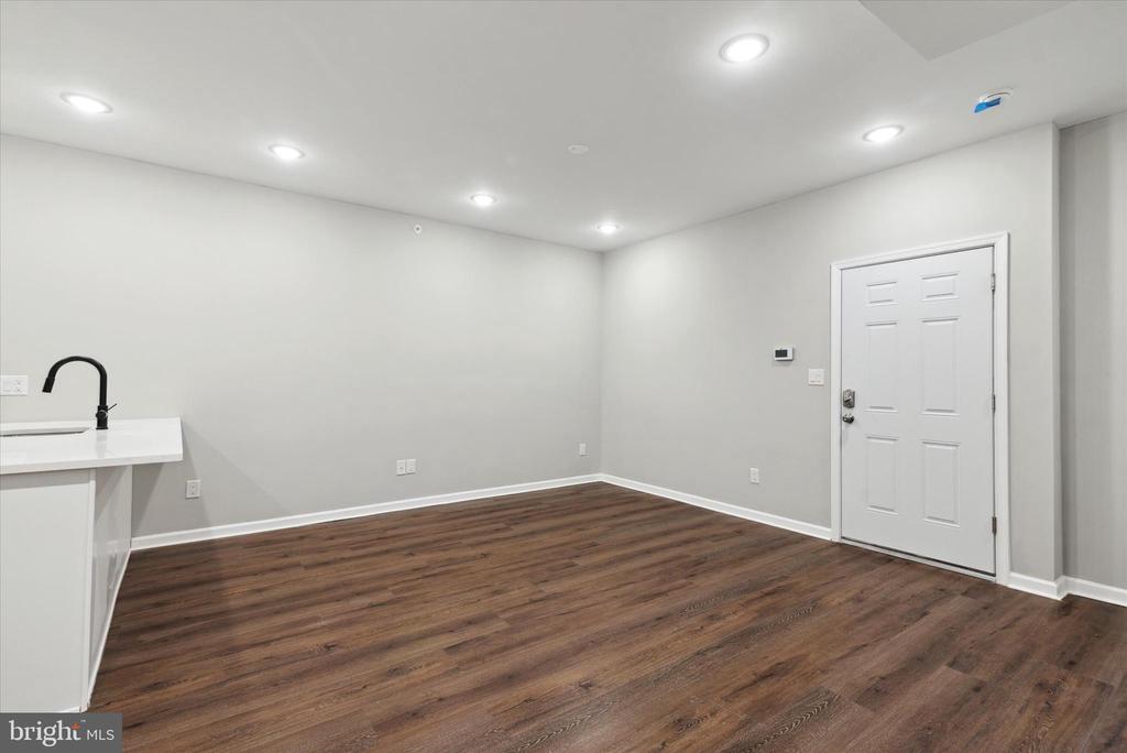 1230 N MARSHALL STREET Unit: 3R